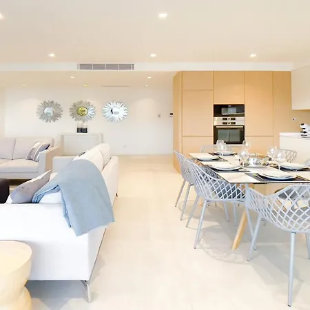 Poolside Garden View Luxury Appartamento