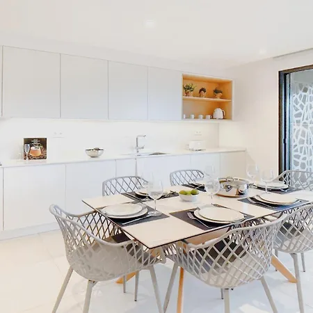 Poolside Garden View Luxury アパート *